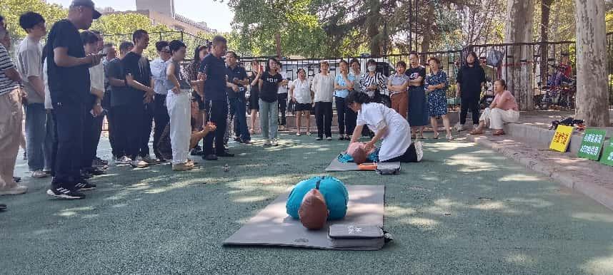 雁塔校區(qū)操場一角：直屬部門、離退休工會工作人員