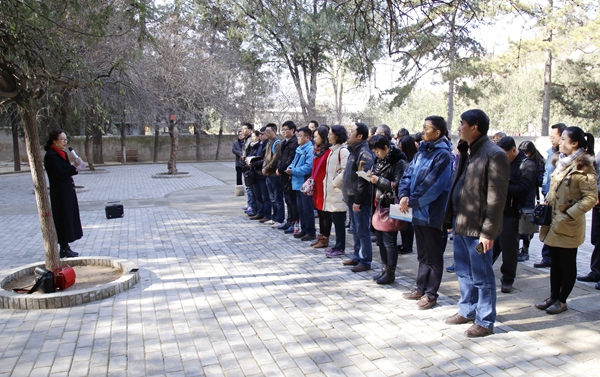 中共延安市委黨校陳芳副教授作《延安時期的黨群、干群關(guān)系》 .JPG